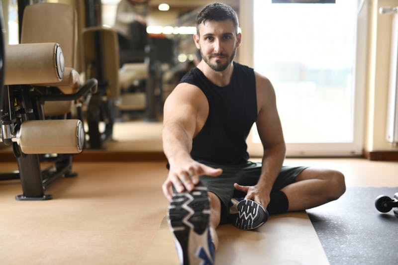Sportif qui s'étire après l'effort pour récupérer