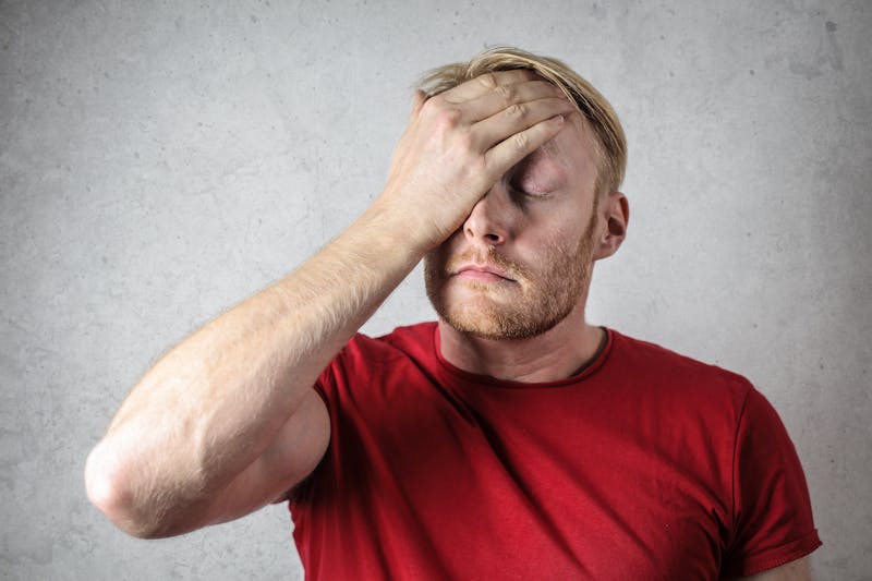 Homme stressé qui se tient la tête